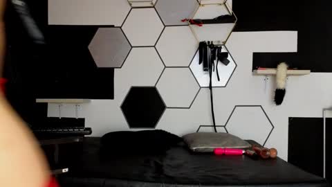 haileycat_ online show from 02.14.25