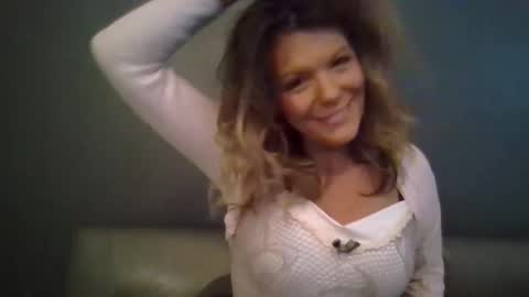 Snapshot of haileys123 chatting on 12.19.25 Hailey online show from 12.19.25