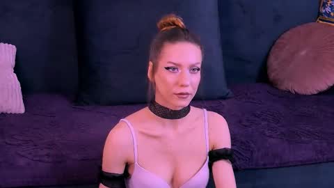 Snapshot of haileysinclair chatting on 11.14.25 Carla online show from 11.14.25