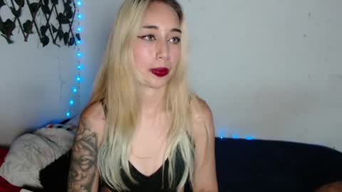 Snapshot of hallie_cam chatting on 09.22.25 reashell online show from 09.22.25