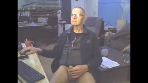 Snapshot of hamto65 chatting on 12.19.24 Prefer men 80 online show from 12.19.24