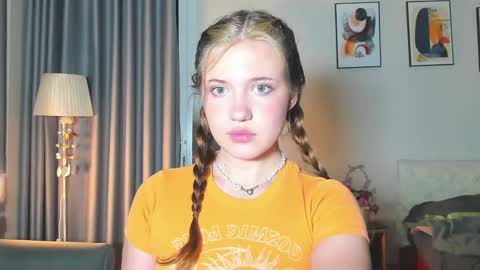 Snapshot of hanahwoods chatting on 02.23.25 hanahwoods online show from 02.23.25