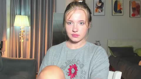 Snapshot of hanahwoods chatting on 02.25.25 hanahwoods online show from 02.25.25