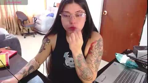 Snapshot of hanna__11_ chatting on 11.19.25 Hanna online show from 11.19.25