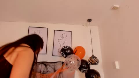 hanna__evans_ online show from 10.26.25