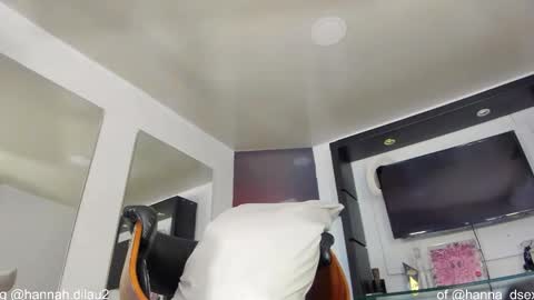 Snapshot of hanna_dilu chatting on 10.28.25 hannah dilau online show from 10.28.25