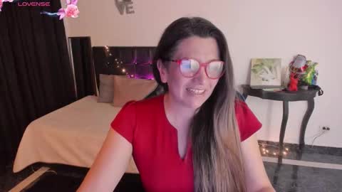 Snapshot of hanna_ma chatting on 11.25.25 hanna_ma online show from 11.25.25