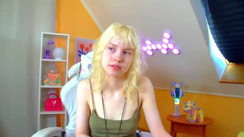 Snapshot of hannahhollis chatting on 04.24.26 Hannah online show from 04.24.26