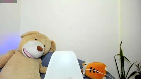 Snapshot of hanny_13 chatting on 05.15.26 taylor live online show from 05.15.26
