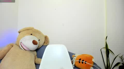 Snapshot of hanny_13 chatting on 05.15.26 taylor live online show from 05.15.26
