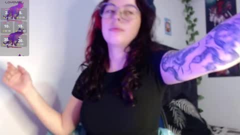 Snapshot of hanny_e chatting on 10.16.25 hanny online show from 10.16.25