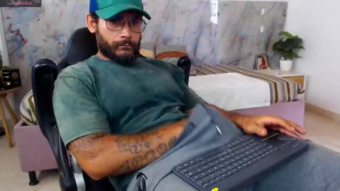 Snapshot of hanz_col chatting on 04.22.26 hanz_col online show from 04.22.26