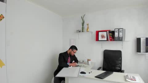 Snapshot of happerquinn_mrhale chatting on 11.28.25 Happer Quinn Mr Hale online show from 11.28.25