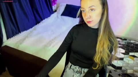 Snapshot of happystephanie chatting on 12.12.24 Stephanie online show from 12.12.24