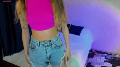 Snapshot of happystephanie chatting on 12.19.24 Stephanie online show from 12.19.24