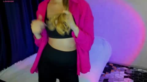 Snapshot of happystephanie chatting on 12.21.24 Stephanie online show from 12.21.24