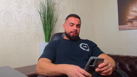 Snapshot of hayeswood chatting on 11.30.25 HayesWood online show from 11.30.25