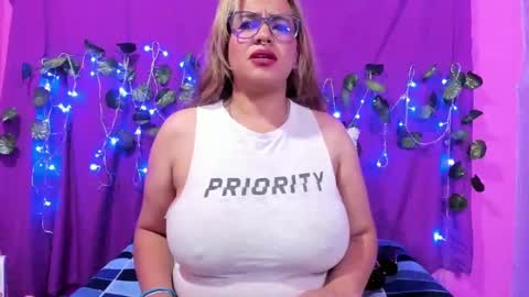 Snapshot of hazel_34 chatting on 03.06.25 hazel online show from 03.06.25