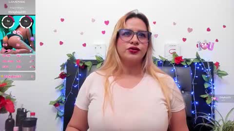 Snapshot of hazel_34 chatting on 09.19.25 hazel online show from 09.19.25