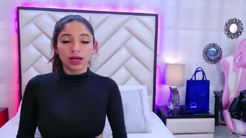 Snapshot of hazelmoret chatting on 09.19.25 HazelMoret online show from 09.19.25