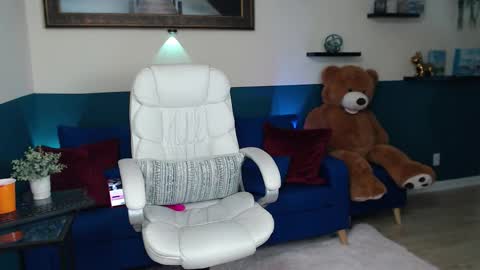 hebelongs2her online show from 10.20.25