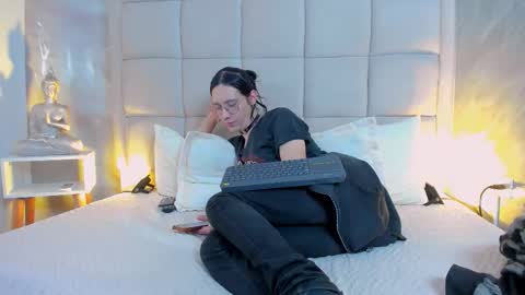 Keira Hecate online show from 12.03.25