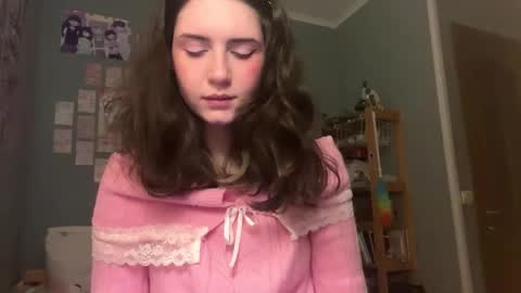 Snapshot of hedwiggrossberg chatting on 12.15.25 Sarah online show from 12.15.25