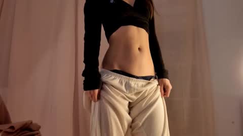 Snapshot of hee_jeen chatting on 01.08.25 Jeen online show from 01.08.25