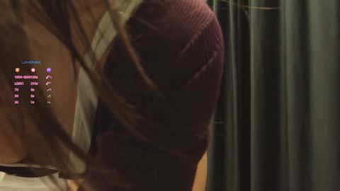 Snapshot of hee_jeen chatting on 10.29.25 Jeen online show from 10.29.25