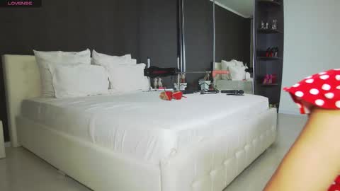 Snapshot of hefner_girl chatting on 11.09.25 Helen online show from 11.09.25