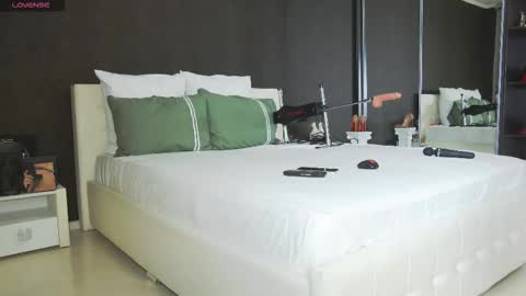 Snapshot of hefner_girl chatting on 11.14.25 Helen online show from 11.14.25