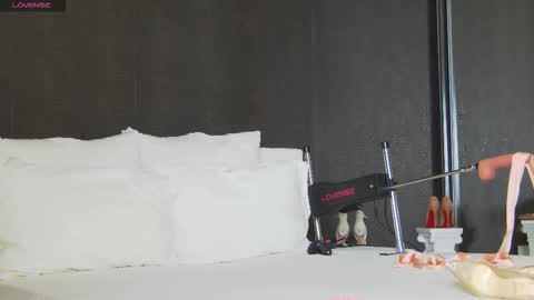 Snapshot of hefner_girl chatting on 11.25.25 Helen online show from 11.25.25