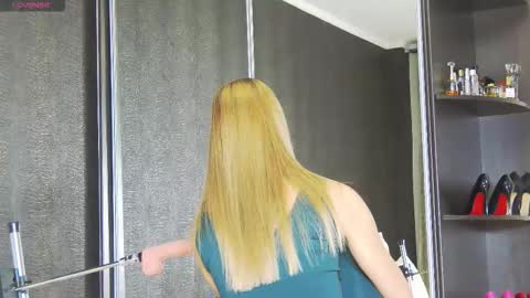 Snapshot of hefner_girl chatting on 11.25.25 Helen online show from 11.25.25