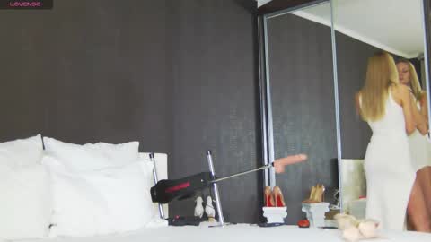 Snapshot of hefner_girl chatting on 11.29.25 Helen online show from 11.29.25