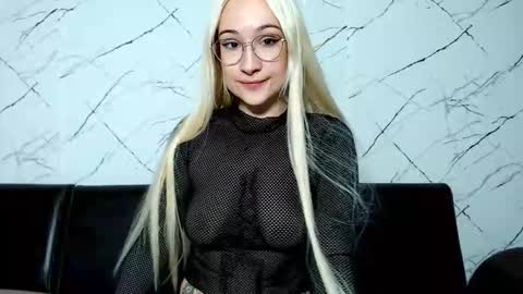 Snapshot of heidib0w chatting on 11.03.25 HeidiB0w online show from 11.03.25