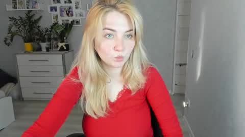 Snapshot of helen_angel_girl chatting on 03.11.25 Helen sven online show from 03.11.25