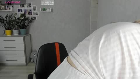 Snapshot of helen_angel_girl chatting on 09.15.25 Helen sven online show from 09.15.25