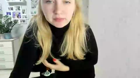 Snapshot of helen_angel_girl chatting on 10.17.25 Helen sven online show from 10.17.25