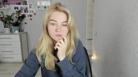 Snapshot of helen_angel_girl chatting on 12.18.25 Helen sven online show from 12.18.25