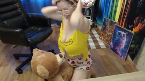 Snapshot of helen_bee chatting on 05.22.26 Tanya online show from 05.22.26