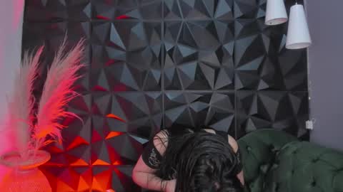 Snapshot of helenasaenzz chatting on 12.15.25 Helena Saenz online show from 12.15.25