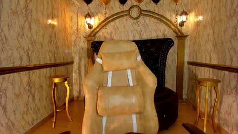 Snapshot of helenstanfordd chatting on 11.18.25 Helen or Hells online show from 11.18.25