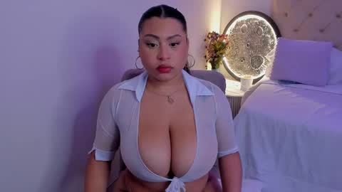 Snapshot of hellenamazing chatting on 11.26.25 hellenamazing online show from 11.26.25