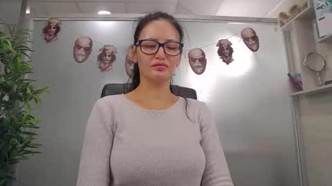 Snapshot of hellendesire chatting on 10.27.25 online show from 10.27.25