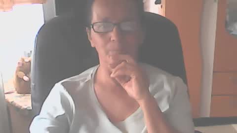 Snapshot of hellenmarie chatting on 09.29.25 hellenmarie online show from 09.29.25