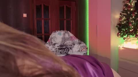 Alisia  Monday to Friday from 10 am to 4 pm GMT 2 online show from 12.19.25