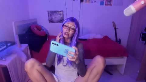 Snapshot of helloskinnygirls chatting on 11.03.25 Raven and Momo online show from 11.03.25