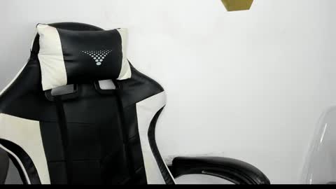 heluehorny13 online show from 01.21.25