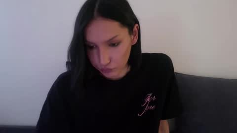 Snapshot of hencamx chatting on 11.28.25 Eva online show from 11.28.25