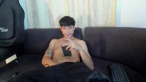 Snapshot of henrik_senn chatting on 10.15.25 henrik_senn online show from 10.15.25